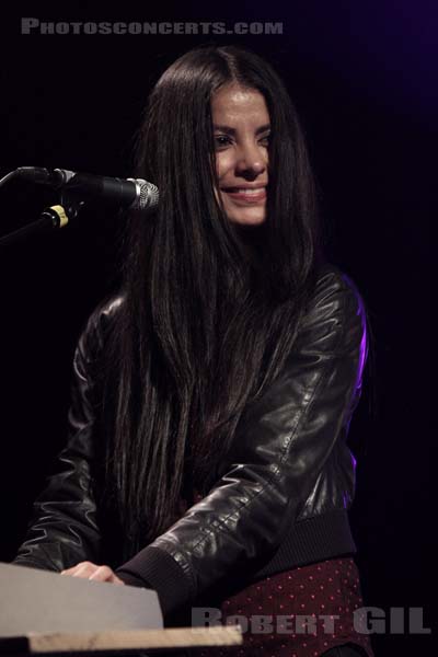 SCHOOL OF SEVEN BELLS - 2009-03-05 - PARIS - Point Ephemere - 